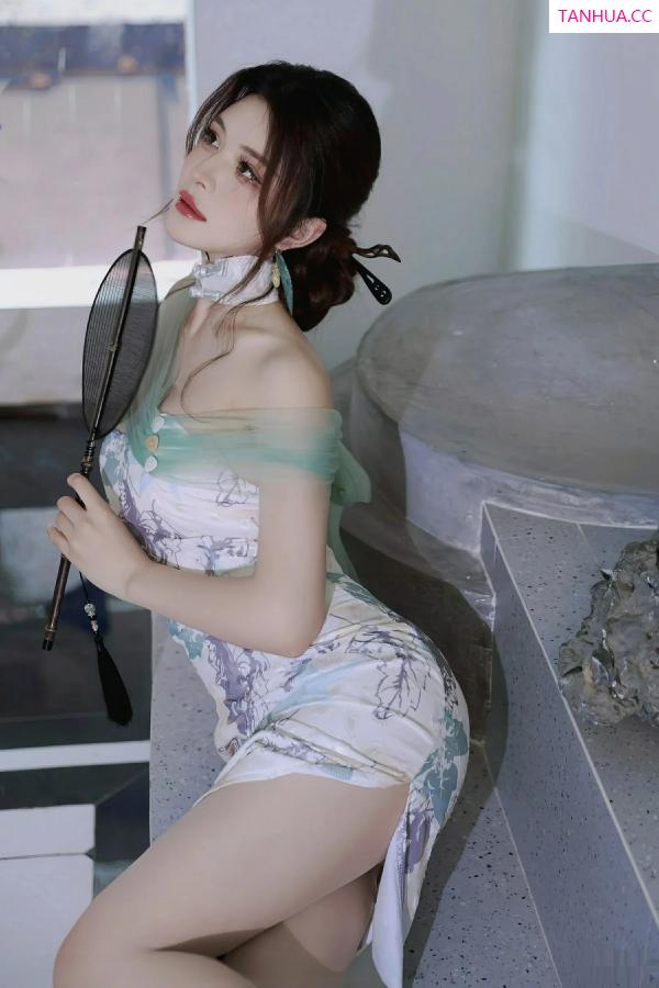   [XiuRen]高清写真图 2025.08.27 No.10694 阿依莎 浅色古风第23张图片